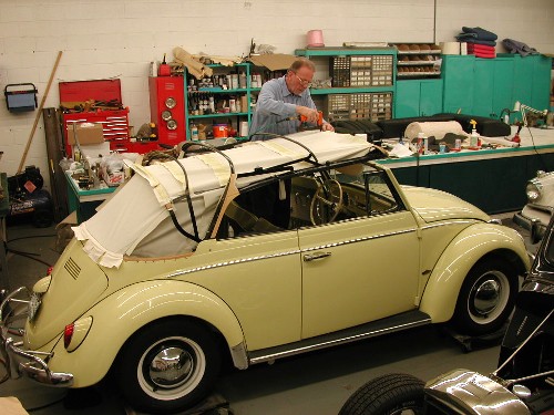 Darryld S Vw Bug Cabriolet Project Page The Custom Sewn Convertible Top Was Finally Installed After Steve Shepp Completed I Left With Installing Chromed Br Tack Strips That